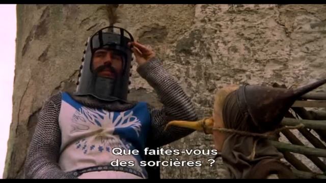 Monty Python and the Holy Grail : A witch ! (VOSTFR) смотреть онлайн