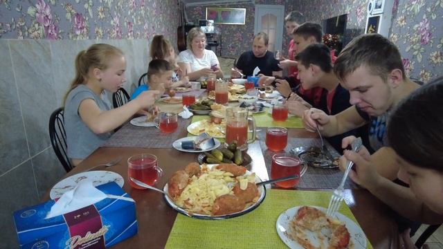 МУКБАНГ. Котлетки. Рожки. Большая семья. смотреть онлайн