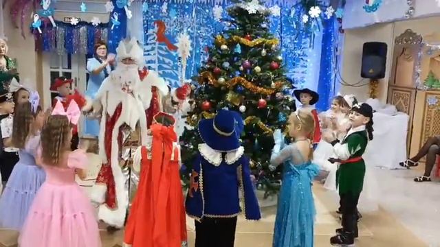 Танец с Дедом морозом смотреть онлайн