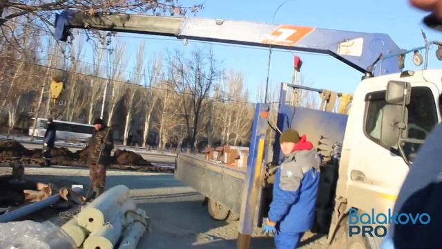 В Балаково лужи на новой брусчатке в парке и работы по освещению до завершения аукциона смотреть онлайн