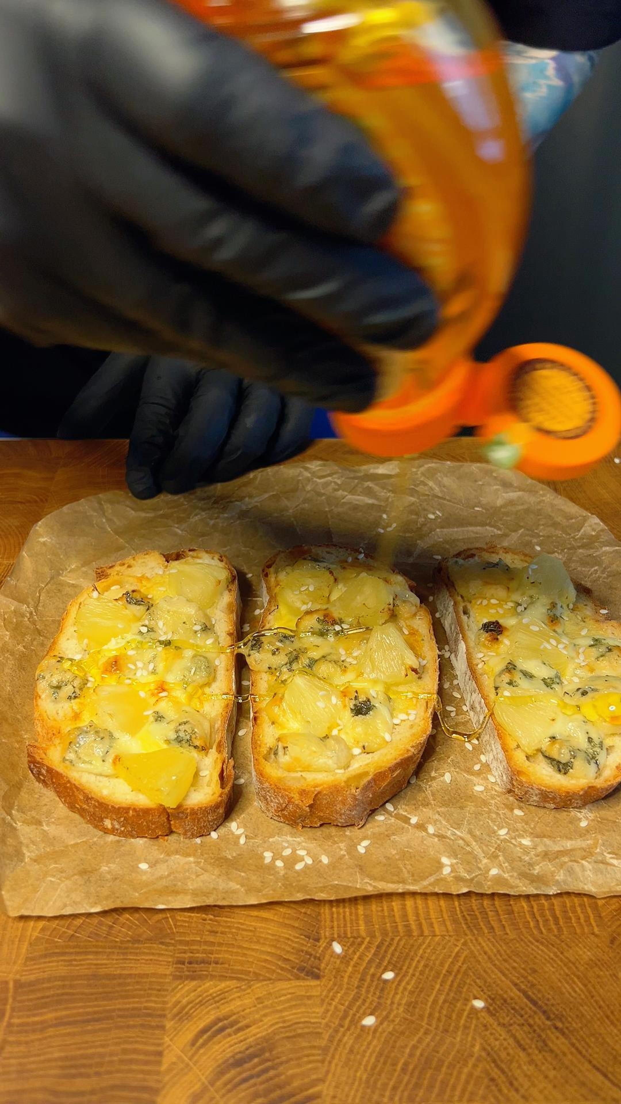 Сэндвич с сыром дорблю, ананасом и яйцом #shorts смотреть онлайн