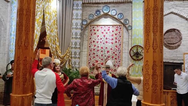 Узбекский танец с туристами Самарканд смотреть онлайн
