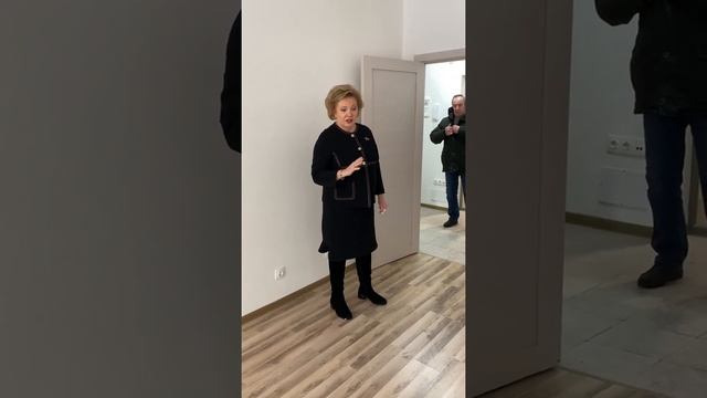 Депутат МГД Ольга Шарапова посетила дом по реновации смотреть онлайн