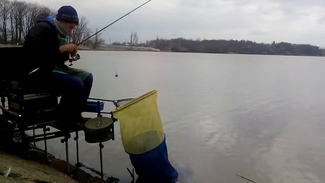 ловля рыбы фидером на соревновании Кубок MINENKO - Кубанская Весна 2014 - две рыбы в три минуты смотреть онлайн