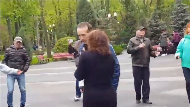 УКРАИНА ХАРКОВ ТАНЦЫ 30.04.2023!!!!!! ВОТ И ПРИГЛАСИЛА ТЫ МЕНЯ НА ДЕНЬ РОЖДЕНЬЯ!!! смотреть онлайн