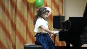 Танец попугаев, исп. Виктория Курило, 7 л., 1,5 года обучения. Е.Олёрская "Ручные пьесы-упражнения"