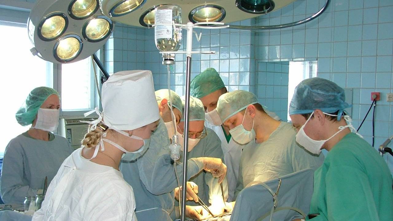 Люди в белых халатах смотреть онлайн