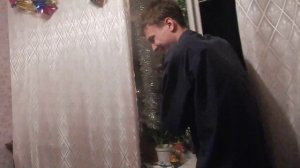 Мальчик ссыт из окна пятого этажа)))