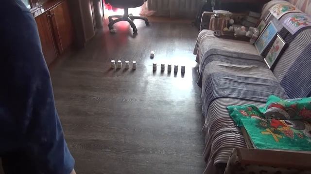 Аутичный ребенок играет в кегли / Взрослый АУТИСТ, игра в кегли смотреть онлайн