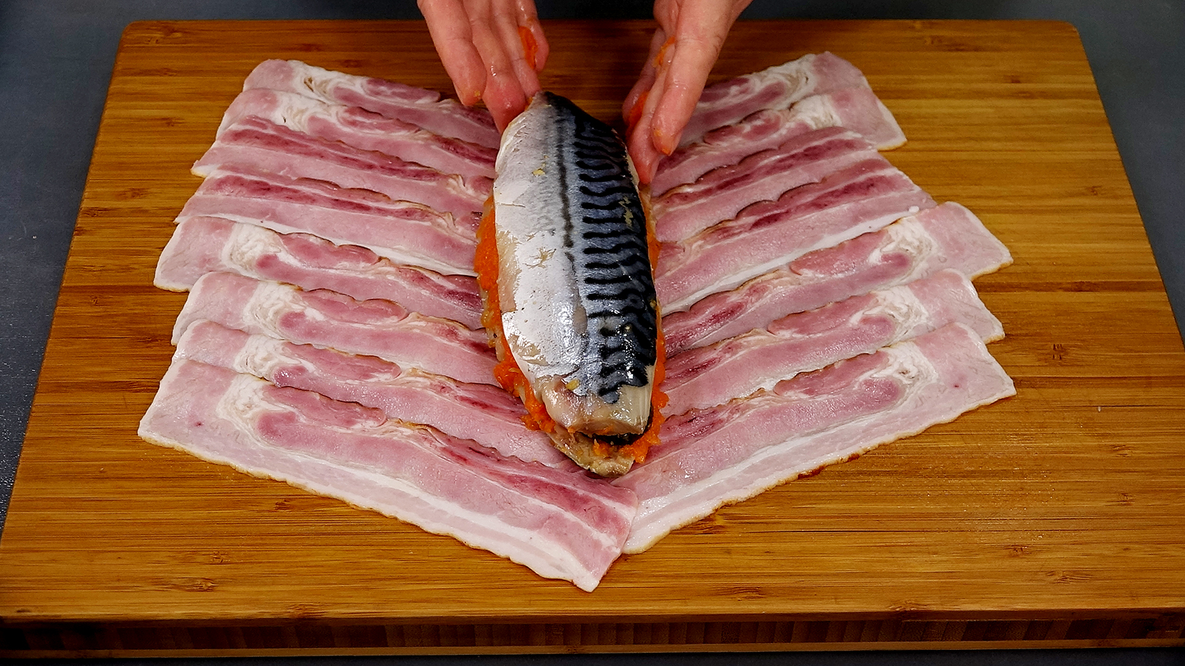 Ещё один способ приготовления скумбрии! Рулеты из скумбрии! СКУМБРИЯ В БЕКОНЕ - невероятно вкусно! смотреть онлайн