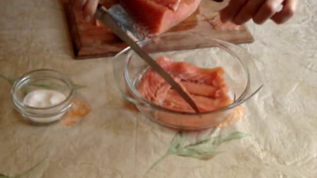 Учимся солить красную рыбу. Делаем "малосолку". смотреть онлайн