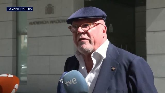 Villarejo sale de la Audiencia Nacional a pie con la bolsa preparada para ir a la cárcel смотреть онлайн
