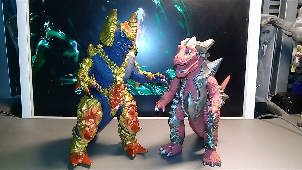Vinyl Kaiju! 1997 Goldras (Ultraman Tiga) and 1998 Demagorg (Ultraman Dyna) by Bandai. смотреть онлайн