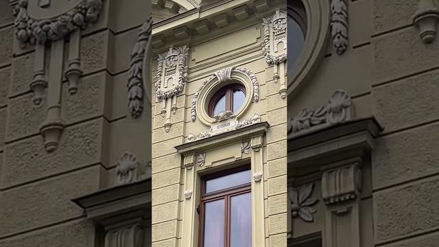 Дивися: Шиллер на месте, а Пушкина уже нема.
Черновцы, город, который СССР забрала у Румынии и перед смотреть онлайн