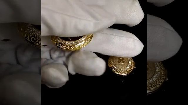 Парные открывающиеся кулоны из белого и жёлтого золота с буквами и бриллиантами смотреть онлайн