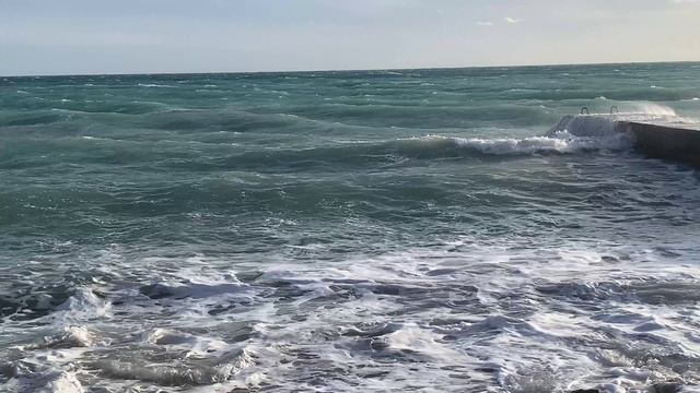 Пляж Русалка. Шторм! 4К.12.11.2023 смотреть онлайн