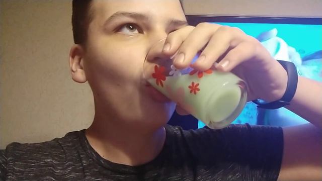 Александр ВасильеВИЧ пьёт йогурт залпом feat. Кимберли Белик смотреть онлайн