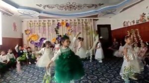 Старшая  группа  , танец с цветами
