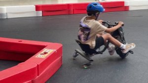 Катаемся с братом на дрифт-карт. Электрокар