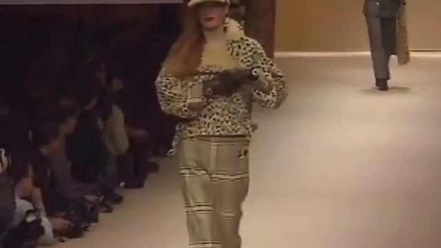 "Valentino" Autumn Winter 1992 1993 Paris 1 of 4 Pret a Porter Woman by FashionChannel смотреть онлайн