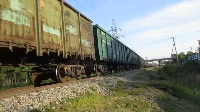 "Мощь! Звук дизеля 10д100!" Тепловоз 2ТЭ10М-0895 с рёвом дизеля и полувагонами смотреть онлайн