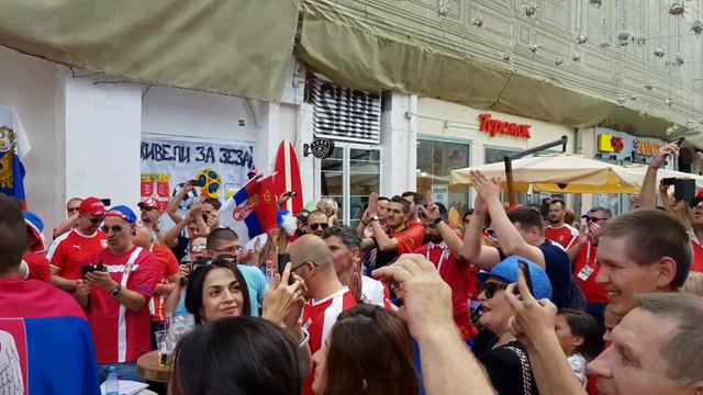 Сербские болельщики в Москве поют "Катюшу" и Русские и Сербы братья навек" смотреть онлайн
