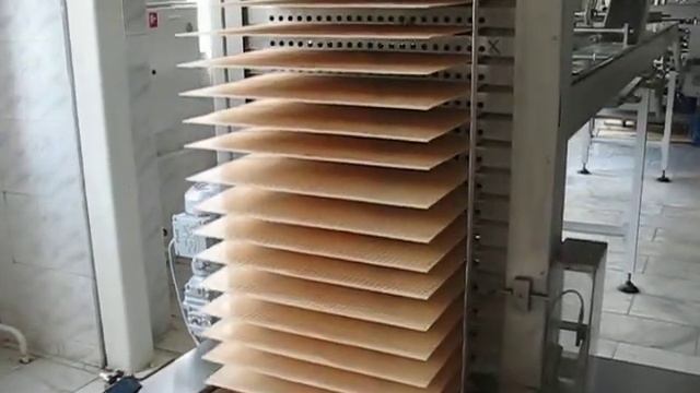 Готовые вафли перемещаются по конвейру хлебозавода смотреть онлайн