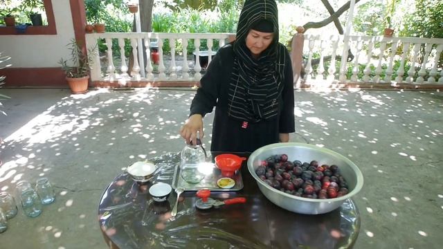 Готовим сливовый компот на зиму / Making plum compote for the winter смотреть онлайн