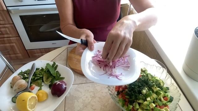 Салат с авокадо вкусен и легок, даже на праздник будет хорош. смотреть онлайн