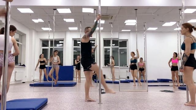 Урок. Комбинация на пилоне. #пилон #poledance