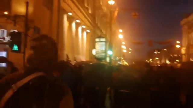 Идем по невскому после салюта 9-го мая. смотреть онлайн