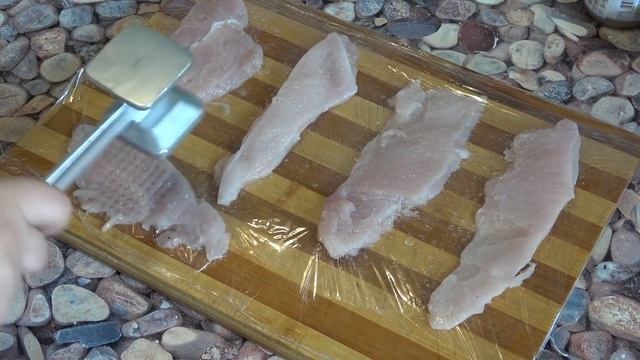При отбивании мяса брызги повсюду? Лайфхак для кухни который упростит Вашу жизнь. Полезные советы смотреть онлайн