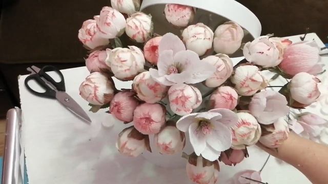 Сборка букета пионов и магнолии из гофрированной бумаги смотреть онлайн