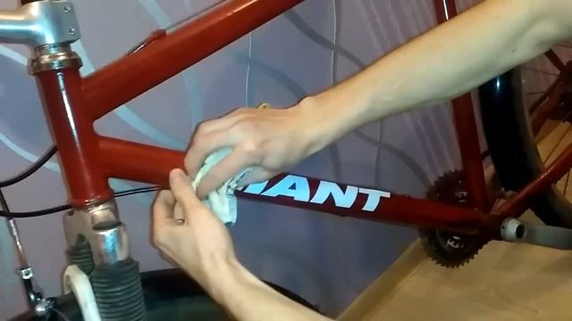 Поклейка наклеек на велосипед_1