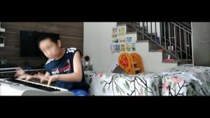 мальчик с ума сошел играет на пианино сумасшедший палец