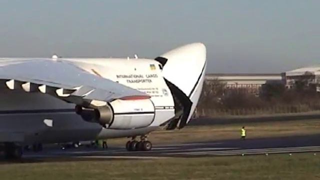 Antonov AN124 At Woodford 17/12/2007 смотреть онлайн