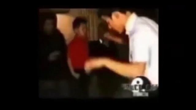 Bruce Lee danse la Cha Cha смотреть онлайн