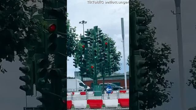 Canary Wharf Traffic Light Display Confuses Onlooker || ViralHog смотреть онлайн