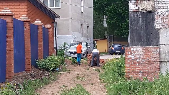 В Уфе предприимчивые дети зарабатывают на кирпичах знаменитого долгостроя смотреть онлайн