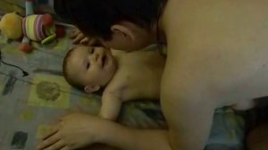 Папа щекочет Ярика