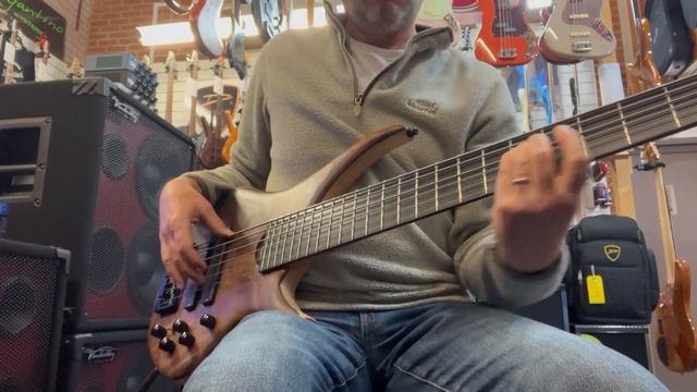 AGH Alice 6-String Walnut – Pre-Owned смотреть онлайн