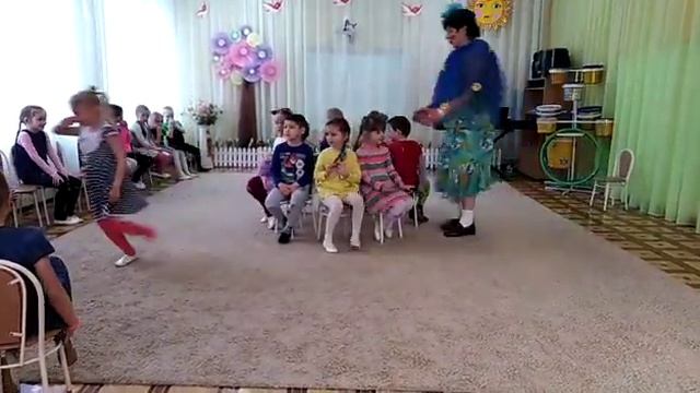 Музыкальная игра " Кто быстрее займет стульчик" старш гр №2 День смеха смотреть онлайн