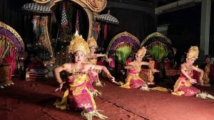 Танец Legong  (Убуд, о. Бали, Индонезия)