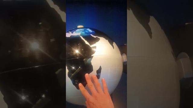 Глобус в музее прав человека Канада Globe en el museo de derechos humanos de Winnipeg Canadá смотреть онлайн