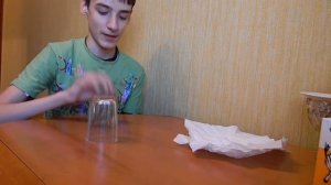 Секрет фокуса "Стакан сквозь стол"
