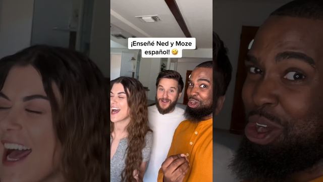 Enseñé español a Ned y Moze! смотреть онлайн