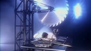 Дэвида Копперфильда разрезали на две части