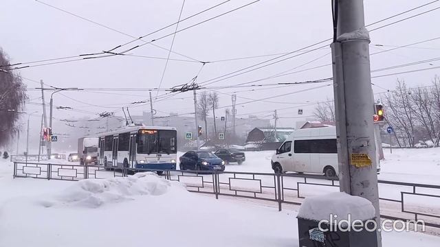 уфимский трамвай татра. сильный снегопад в городе уфа черниковка улица вологодская декабрь 2021. смотреть онлайн