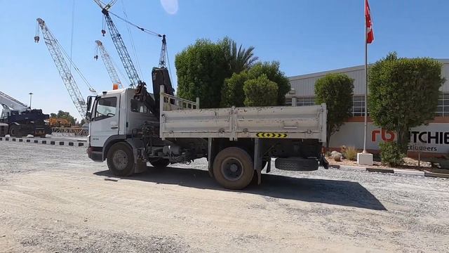 2007 Mercedes-Benz Atego 1517 4x2 Flatbed Truck w/Crane- Dubai, UAE Auction | 29 & 30 Sept смотреть онлайн