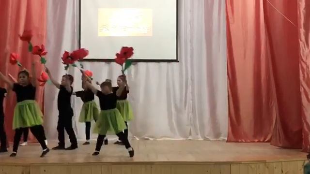 Танцевальная композиция "Красные маки" смотреть онлайн